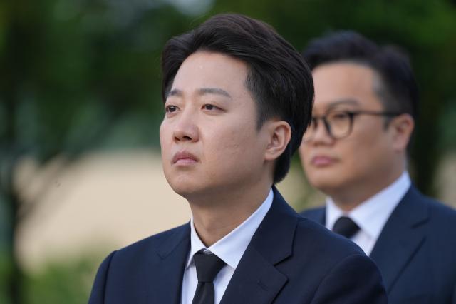 이준석 개혁신당 대선 후보가 23일 경남 김해시 진영읍 봉하마을을 방문해 노무현 전 대통령 묘역을 참배하고 있다사진연합뉴스
