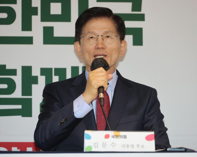 김문수 국민의힘 대선 후보가 지난 22일 서울 용산구 한국여성단체협의회에서 열린 여성정책 협약식에서 인사말을 하고 있다 사진연합뉴스