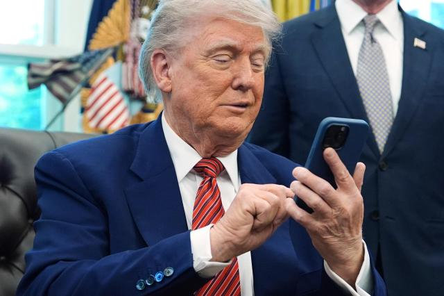 Trump threatens 25 percent smartphone tariffs, 50 percent EU duties