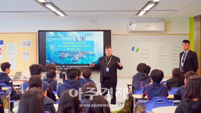 미래 해양 도시 프로그램에 관하여 학생들에게 강의하고 있는 닥터 크리스토퍼사진옌타이요화국제학교