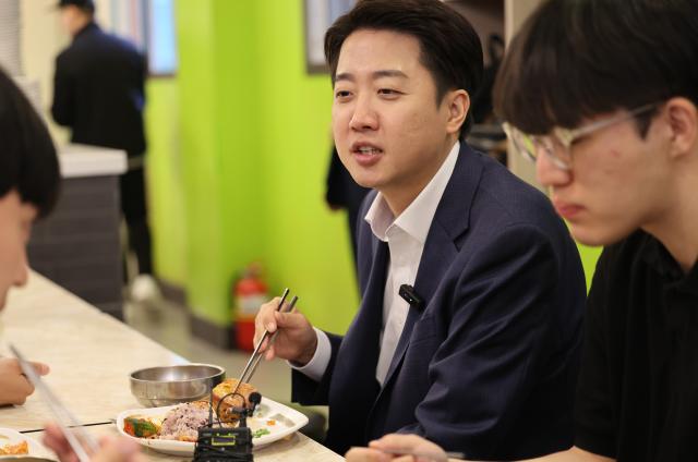 이준석 개혁신당 대선 후보가 24일 서울 동작구 한 한식 뷔페식당에서 공시생들과 식사를 하며 대화하고 있다 사진연합뉴스