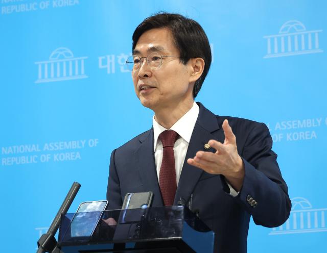 조경태 국민의힘 의원이 지난 10일 국회 소통관에서 당의 김문수 대선 후보 선출 취소와 한덕수 후보 재선출 절차 착수 조치와 관련한 규탄 및 철회 촉구 기자회견을 마친 뒤 취재진 질문에 답변하고 있다 사진연합뉴스