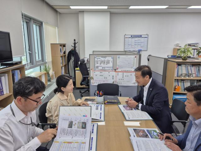전춘성 진안군수오른쪽 두 번째가 농림축산식품부 원예경영과장을 만나 현안 사업을 설명하고 있다사진진안군