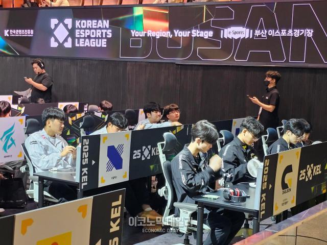 ‘2025 대한민국 이스포츠 리그KEL’가 24일 부산 이스포츠 경기장에서 본격적인 막을 올렸다 사진은 배틀 그라운드 모바일 경기를 준비하는 선수들사진선재관 기자