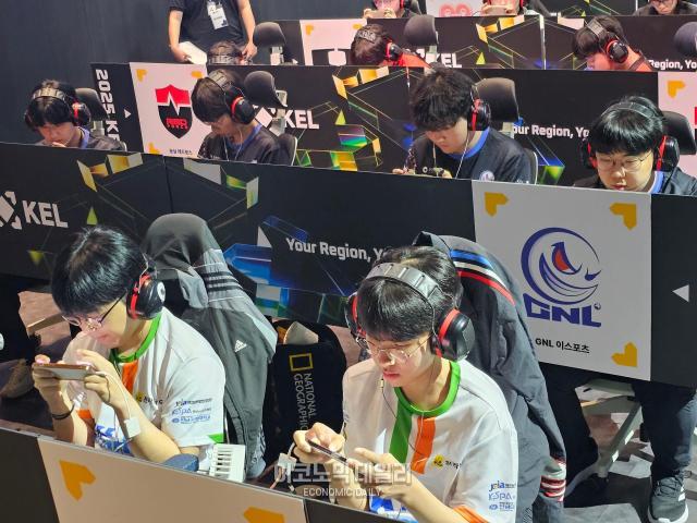 24일 부산 진구 부산e스포츠경기장에서 열린 2025 KEL 배틀그라운드 모바일 본선 1일차 경기에 집중하고 있는 선수들 사진선재관 기자