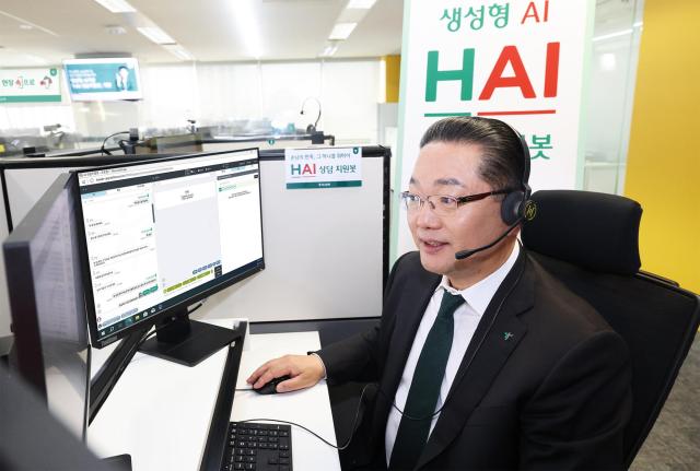 이호성 하나은행장이 서울 중구 다동에 위치한 손님케어센터를 방문해 고객과 직접 상담하며 새로 개편된 HAI 상담지원봇을 시현해 보고 있다 사진하나은행