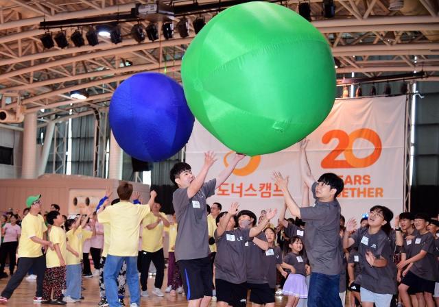 지역아동센터 어린이들과 CJ 임직원들이 24일 서울 서대문구 명지전문대에서 열린 CJ도너스캠프 운동회에서 공굴리기를 하고 있다 사진CJ나눔재단