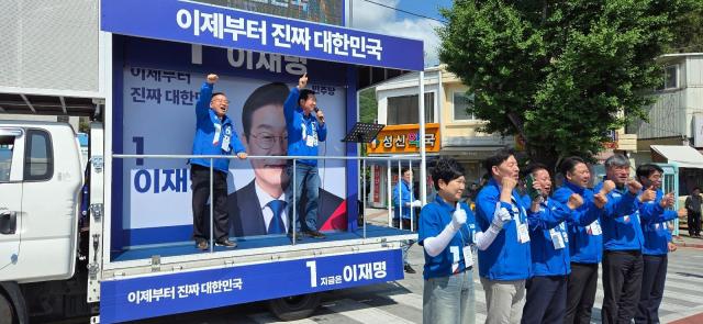 더불어민주당 중앙선대위 총괄조직본부장 신정훈 의원과 김문수 의원이 25일 순천 웃장에서 집중 유세를 하고 있다 사진박기현 기자