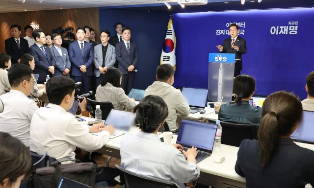 이재명 더불어민주당 대선 후보가 25일 서울 여의도 당사에서 열린 기자회견에서 취재진의 질문에 답변하고 있다 사진연합뉴스