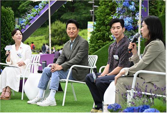 오세훈 서울시장이 24일 서울 동작구 보라매공원에서 진행된 ‘정원도시 서울’ 토크콘서트에서 참석자를 바라보고 있다 사진연합뉴스
