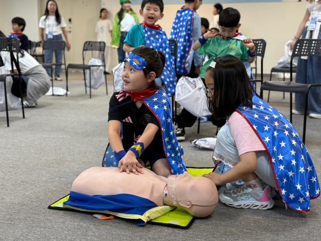 어린이들이 지난 22일 서울 송파구 롯데월드타워에서 열린 소방안전교육에서 심폐소생술CPR 실습을 하고 있다 사진롯데물산
