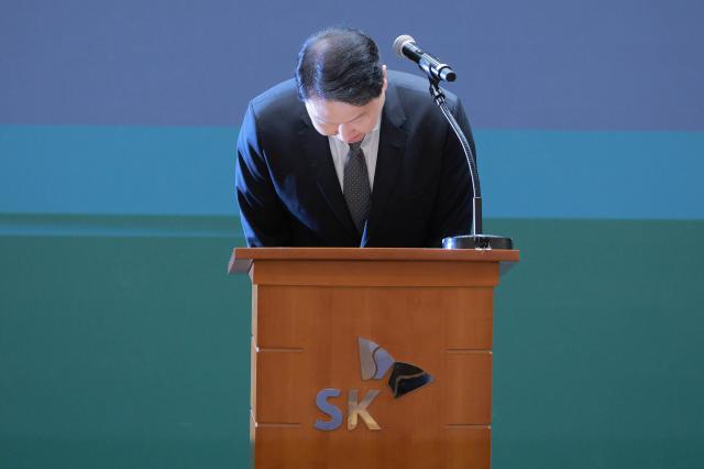 최태원 SK그룹 회장이 7일 오전 서울 중구 SKT타워에서 SK텔레콤 이용자 유심USIM 정보 해킹 사고와 관련해 기자회견을 하고 있다 20250507사진유대길 기자 dbeorlf123ajunewscom