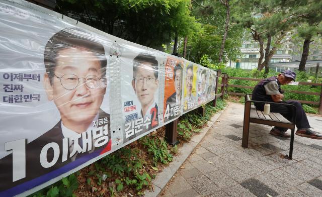 제21대 대선을 열하루 앞둔 23일 서울 마포구 공덕오거리 인근 인도에 대선 후보 벽보가 걸려 있다 사진연합뉴스