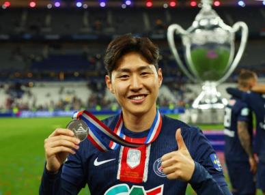 손흥민처럼 이강인도 태극기 세리머니…PSG, 프랑스컵 2연패 달성