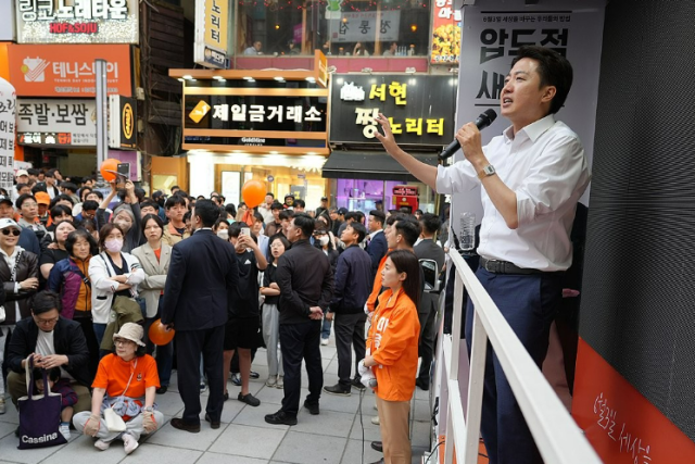이준석 개혁신당 대선 후보가 지난 24일 경기도 성남 분당구 서현역 앞 광장에서 유세를 하며 지지를 호소하고 있다 사진연합뉴스