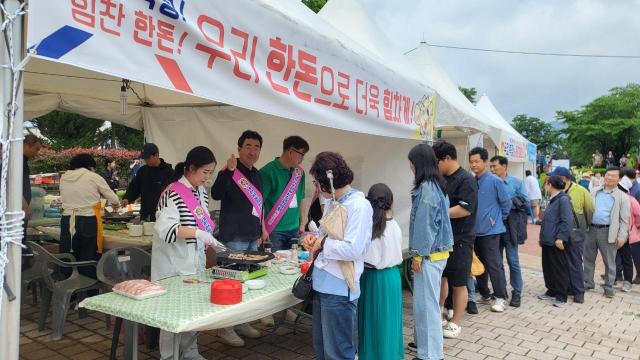 곡성세계장미축제장 무료 시식 행사에 참여하는 관광객들 사진곡성군
