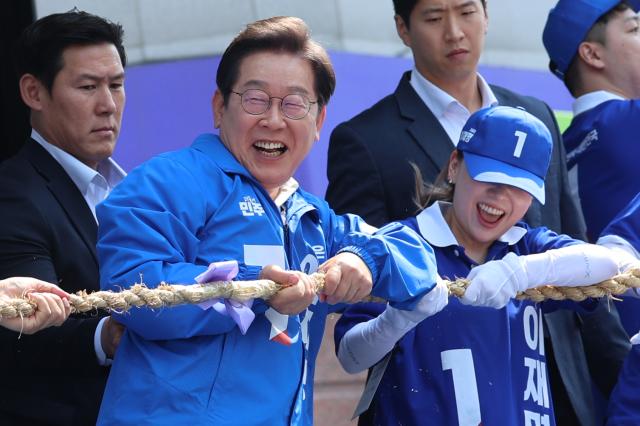 이재명 더불어민주당 대선 후보가 캐스팅보트로 꼽히는 충남지역 유세에 나선 25일 기지시 줄다리기의 고장 충남 당진시 당진전통시장에서 열린 유세에서 국민편 대 기득권편 줄다리기 퍼포먼스를 하고 있다 사진연합뉴스