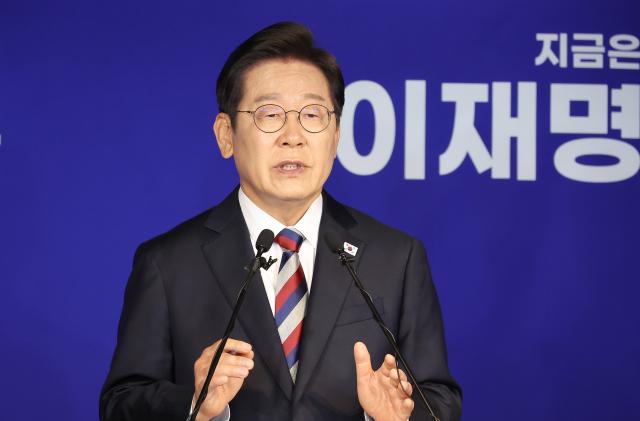 이재명 더불어민주당 대선 후보가 25일 서울 여의도 당사에서 열린 기자회견에서 취재진의 질문에 답변하고 있다 사진연합뉴스