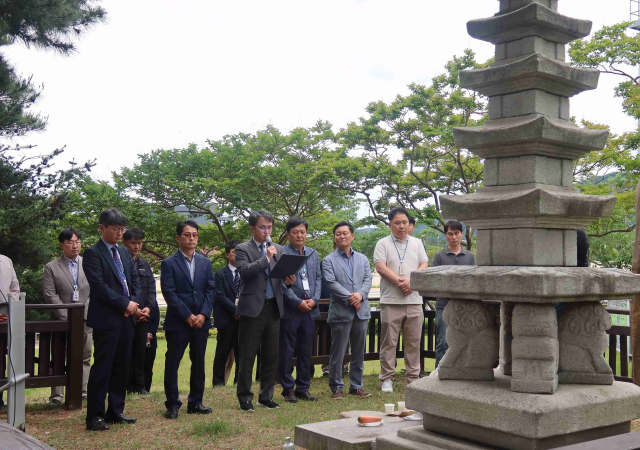 25일 렛츠런파크 부산경남은 경마의 날을 맞아 말 위령제를 열고 경주마와 경마관계자의 안전을 기원했다사진렛츠런파크 부산경남