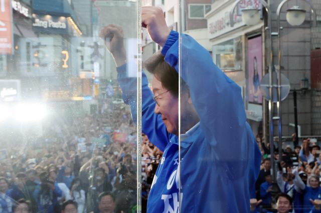 이재명 더불어민주당 대선 후보가 25일 충남 천안시 동남구 신부문화거리에서 열린 유세에서 두 팔을 번쩍 들어 인사하고 있다 사진연합뉴스