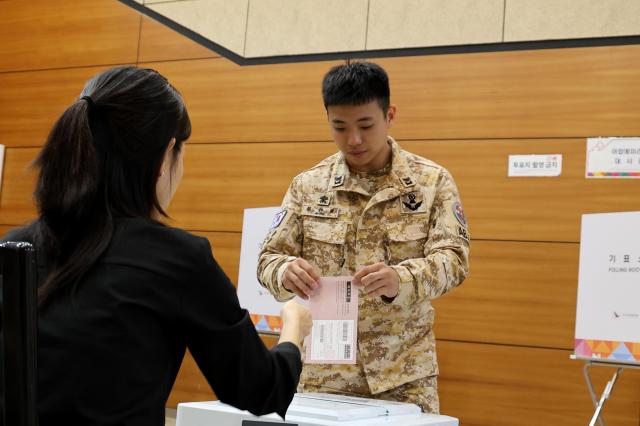 아크부대 장병이 재외투표에 참여하고 있다 사진합동참모본부