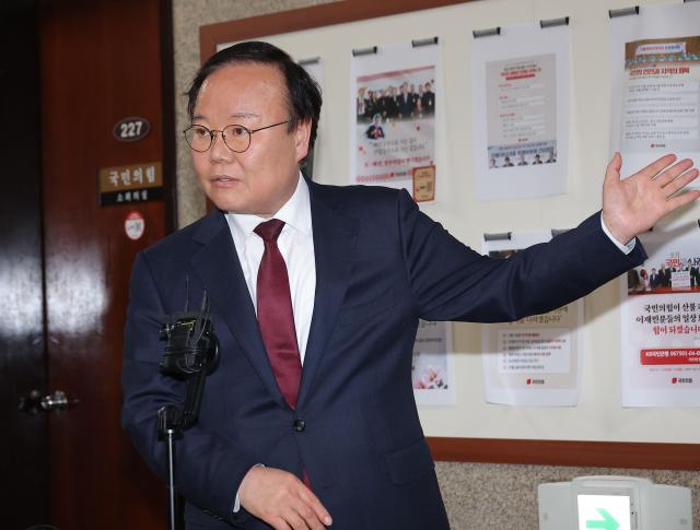 김문수 국민의힘 대선 후보 측의 김재원 비서실장이 지난 10일 국회에서 취재진 질문에 답하고 있다 사진연합뉴스