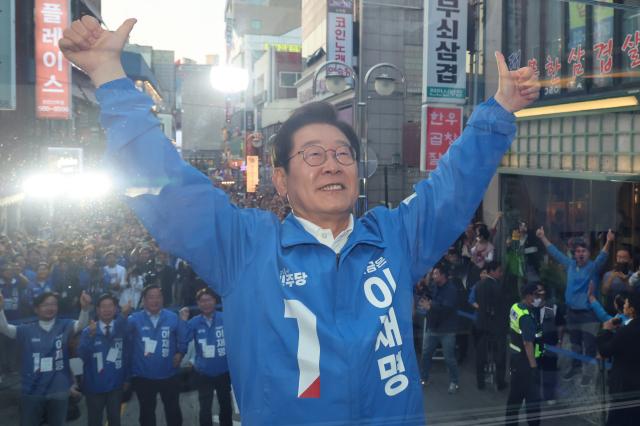 이재명 더불어민주당 대선 후보가 지난 25일 충남 천안시 동남구 신부문화거리에서 열린 유세에서 두 팔을 번쩍 들어 인사하고 있다 사진연합뉴스