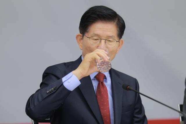 김문수 국민의힘 대통령 후보가 22일 오전 서울 중구 대한상공회의소에서 열린 김문수 국민의힘 대선후보 경제5단체 간담회에서 물을 마시고 있다 20250522사진유대길 기자 dbeorlf123ajunewscom