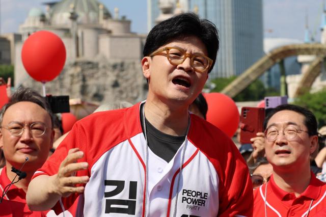 한동훈 국민의힘 전 대표가 지난 25일 서울 송파구 일대에서 김문수 대선 후보 지원유세에 나서고 있다 사진연합뉴스