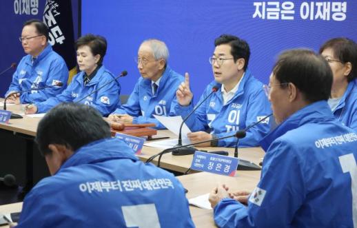 민주, 논란 끝에 대법관 증원·비법조인 허용 법안 철회