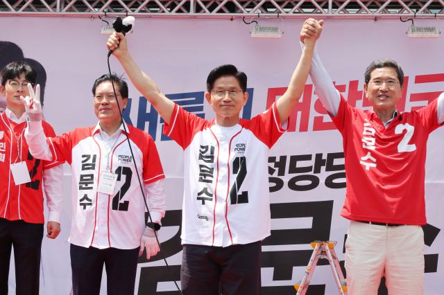 김문수 국민의힘 대선 후보가 26일 경기 안성시 안성중앙시장 서인사거리에서 유세를 하고 있다 사진연합뉴스