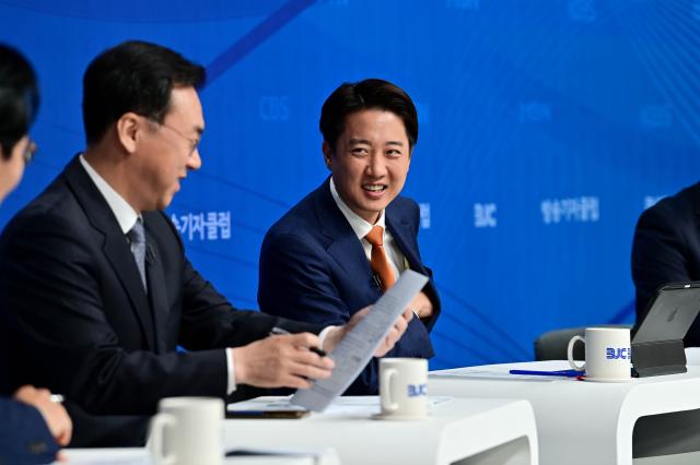 이준석 개혁신당 대선 후보가 26일 서울 양천구 한국방송회관에서 열린 한국방송기자클럽 초청 토론회에 참석하고 있다 사진연합뉴스 