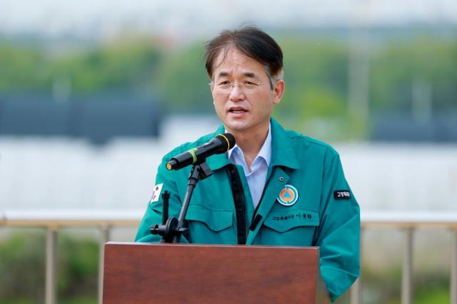 이동환 고양시장이 지난 14일 덕양구 강매동 일원의 강매펌프장에서 개최된 ‘2025년 여름철 재난안전대책본부 발대식’에서 인사말을 하고 있다 사진고양시