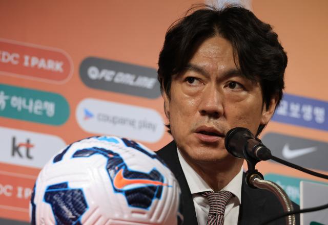 26日、ソウル鍾路区のサッカー会館で開かれた6月の国際Aマッチ名簿発表の記者会見で、サッカー韓国代表のホン・ミョンボ監督が答えている 写真連合ニュース