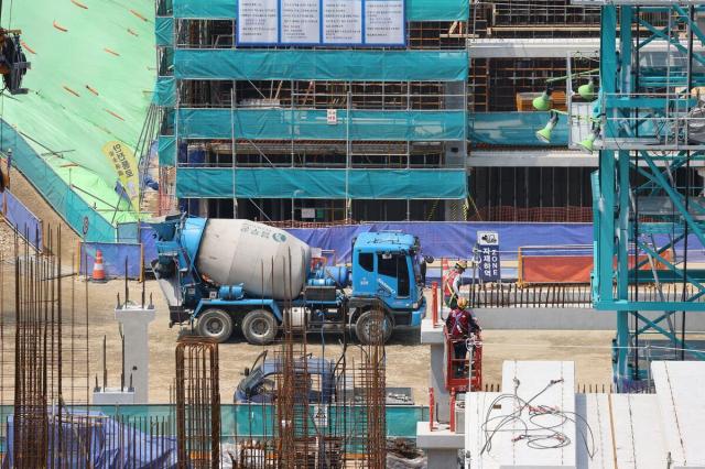 韩国技术资格持有者工资揭秘 混凝土技师初始月薪2万以上居首