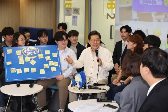 이재명 더불어민주당 대선 후보가 26일 경기 수원시 영통구 아주대학교 혁신공유라운지에서 청년 정책을 논의하기 위해 대학생들과 간담회를 하고 있다 사진연합뉴스