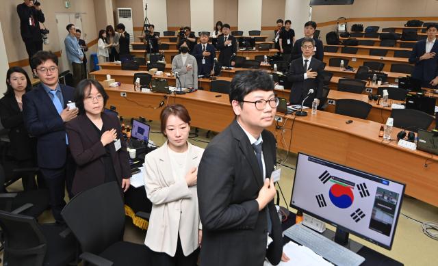 26일 경기도 고양시 사법연수원에서 열린 전국법관대표회의에서 의장을 맡은 김예영 서울남부지법 부장판사앞줄 오른쪽 세번째를 비롯한 참석자들이 국기에 경례를 하고 있다 2025526 사진연합뉴스 공동취재

