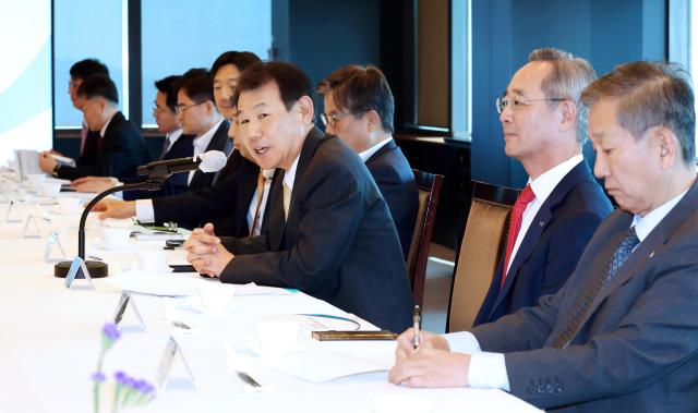 26일 정오 여의도 63빌딩에서 열린 상반기 한국거래소 회원사 간담회에 앞서 정은보 한국거래소 이사장이 인사말을 하고 있다 사진한국거래소