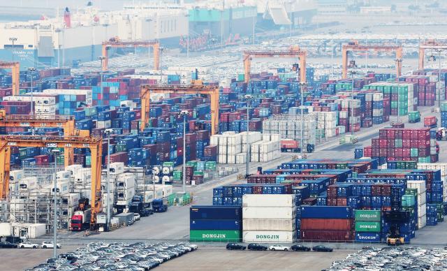 Các container xếp chồng lên nhau tại Cảng Pyeongtaek ở Tỉnh Gyeonggi vào ngày 242025 ẢnhYonhap News