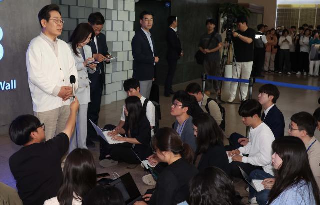 이재명 더불어민주당 대선 후보가 26일 경기 수원시 영통구 아주대학교 혁신공유라운지에서 대학생 간담회를 마친 후 취재진의 질문에 답변하고 있다 사진연합뉴스