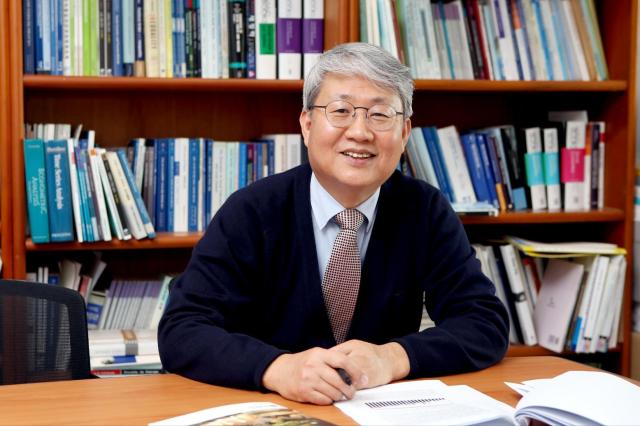 윤석명 한국보건사회연구원 명예연구위원전 한국연금학회장은 아주경제와의 인터뷰에서 지난 3월 20일 통과된 연금법 개정은 오히려 미래 세대 부담을 가중시키는 ‘개악’이다고 말했다