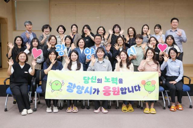 정인화 광양시장이 아동보육과를 찾아 공직자들의 노고를 격려하며 소통의 시간을 가졌다 사진광양시