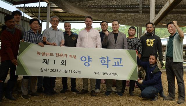 한국 양 협회가 지난 18일부터 22일까지 대성목장에서 제1회 양 학교를 개최하고 실습 중심의 양털깍기 교육을 진행했다사진박종석 기자