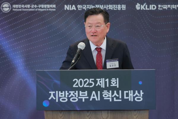 임규진 아주경제 사장이 26일 오후 서울 중구 한국프레스센터에서 열린 제1회 지방정부 AI 혁신 대상에서 개회사를 하고 있다 사진유대길 기자 dbeorlf123ajunewscom