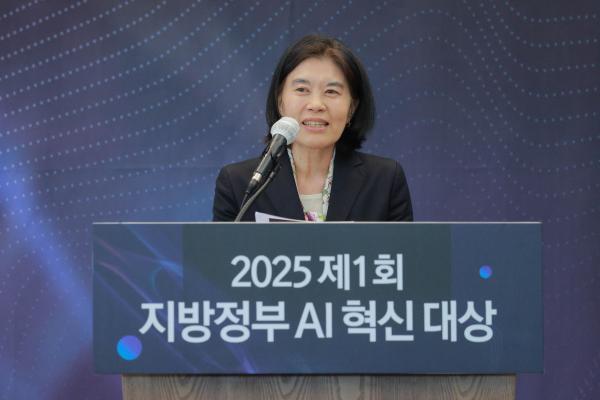 이향수 제30대 한국지방자치학회장이 26일 오후 서울 중구 한국프레스센터에서 열린 제1회 지방정부 AI 혁신 대상에서 축사를 하고 있다 사진유대길 기자 dbeorlf123ajunewscom
