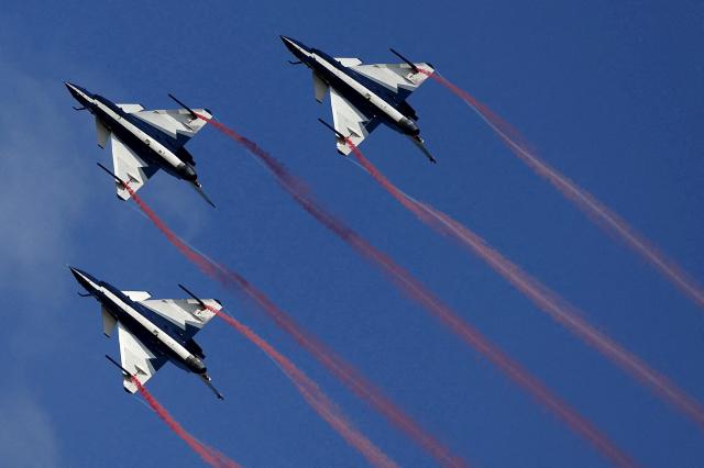 중국 공군 J-10 전투기 로이터