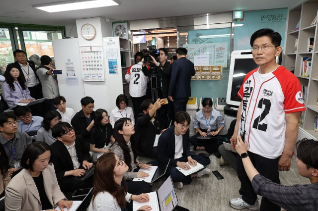 김문수 국민의힘 대선 후보가 26일 경기 안성시 안성중앙시장 서인사거리에서 열린 유세를 마치고 백브리핑을 하고 있다 사진연합뉴스