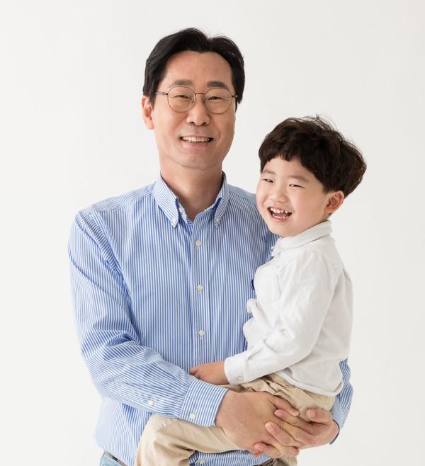 정명근 화성특례시장이 아이를 안고 있다 사진화성시