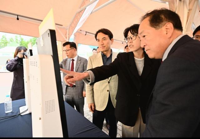이병선 속초시장오른쪽 첫번째이 2025 설악 무산 문화 축전을 참관하고 있다 사진속초시