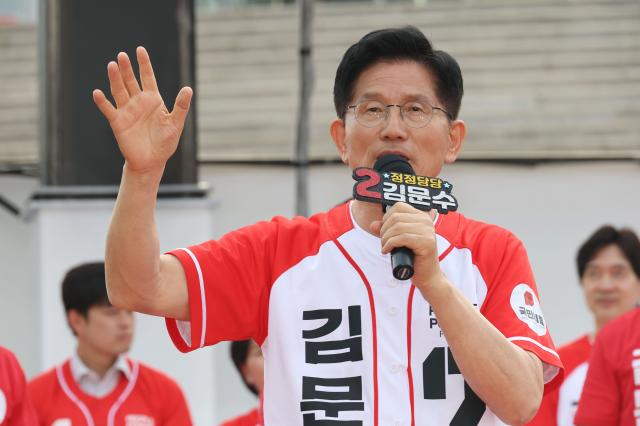 김문수 국민의힘 대선 후보가 26일 경기 용인시 용인 포은아트갤러리 광장에서 열린 집중유세에서 지지를 호소하고 있다 사진연합뉴스